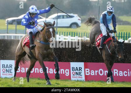 Street Value (a sinistra) guidato dal fantino Danny Mullins sulla strada per vincere il Bar One Racing "prezzi garantiti per il pernottamento" Porterstown handicap Chase il secondo giorno del Fairyhouse Winter Festival all'ippodromo Fairyhouse, County Meath. Data immagine: Domenica 3 dicembre 2023. Foto Stock