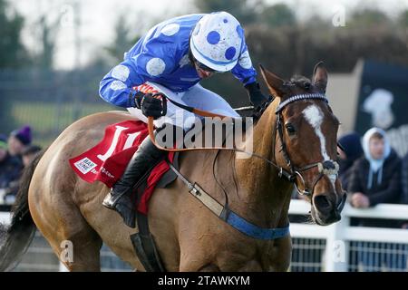 Street value guidato dal fantino Danny Mullins sulla strada per vincere il Bar One Racing "prezzi garantiti per il pernottamento" Porterstown handicap Chase il secondo giorno del Fairyhouse Winter Festival all'ippodromo Fairyhouse, County Meath. Data immagine: Domenica 3 dicembre 2023. Foto Stock