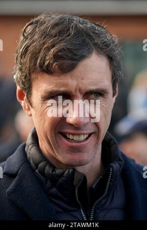 L'allenatore di Street Value, John Flavin, nel ring della parata dopo che il suo cavallo ha vinto il Bar One Racing "prezzi garantiti per il pernottamento" Porterstown handicap Chase il secondo giorno del Fairyhouse Winter Festival all'ippodromo Fairyhouse, County Meath. Data immagine: Domenica 3 dicembre 2023. Foto Stock