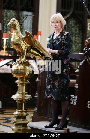 File foto datato 20/06/16 della baronessa Glenys Kinnock che parla durante un servizio di preghiera e memoria per commemorare Jo Cox MP alla St Margaret's Church, Londra. La baronessa Glenys Kinnock di Holyhead, ex ministro, eurodeputata e moglie dell'ex leader laburista Lord Kinnock, è morta pacificamente nel sonno domenica, come ha affermato la sua famiglia in una dichiarazione. Data di emissione: Domenica 3 dicembre 2023. Foto Stock