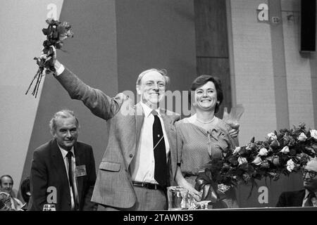 Foto del fascicolo datata 02/11/83 di Neil Kinnock con sua moglie Glenys, che riconosce gli applausi che salutano l'annuncio della sua vittoria nelle elezioni per la leadership del Partito Laburista a Brighton. La baronessa Glenys Kinnock di Holyhead, ex ministro, eurodeputata e moglie dell'ex leader laburista Lord Kinnock, è morta pacificamente nel sonno domenica, come ha affermato la sua famiglia in una dichiarazione. Data di emissione: Domenica 3 dicembre 2023. Foto Stock