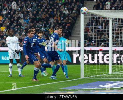 Sport, calcio, Bundesliga, 2023/2024, Borussia Moenchengladbach vs. TSG 1899 Hoffenheim 2-1, Stadium Borussia Park, scena della partita, area goal, F.l.t.r. Kouadio Emmanuel Kone (MG), Robert Skov (TSG), Kevin Akpobuma (TSG), Ozan Kabak (TSG), Wout Weghorst (TSG), IL PORTIERE OLIVER BAUMANN (TSG), LE NORMATIVE DFL VIETANO QUALSIASI USO DI FOTOGRAFIE COME SEQUENZE DI IMMAGINI E/O QUASI-VIDEO Foto Stock