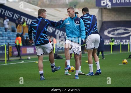 LONDRA, INGHILTERRA - 2 DICEMBRE: Zian Flemming di Millwall e George Saville di Millwall si riscaldano prima del match per il campionato Sky Bet tra Millwall e Sunderland al Den il 2 dicembre 2023 a Londra, Inghilterra. (Foto di Dylan Hepworth/MB Media) Foto Stock