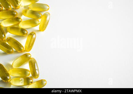 Chiudere le capsule di supplemento di olio di pesce isolate su sfondo bianco. Pila di capsule Omega 3 Foto Stock