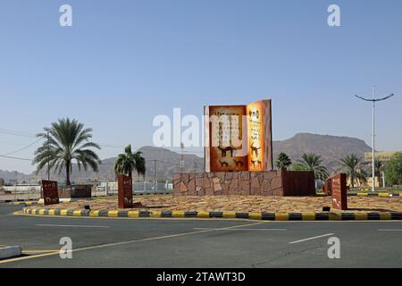 Rotatoria d'arte sulla strada vicino a Jubbah nel grande deserto Narfoud dell'Arabia Saudita Foto Stock