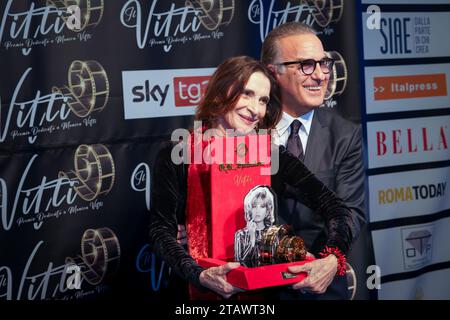 â dicembre 2023, Roma, Italia: Lina Sastri premiata alla cerimonia della prima edizione de il VITTI€“ MONICA VITTI AWARD, presso gli ex Studios Ponti - De Laurentis. (Immagine di credito: © Gennaro Leonardi/Pacific Press via ZUMA Press Wire) SOLO USO EDITORIALE! Non per USO commerciale! Foto Stock