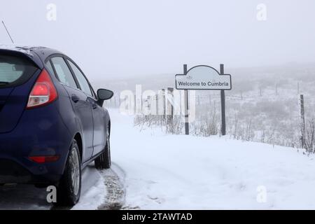 B6277, confine contea di Durham/Cumbria, Regno Unito. 3 dicembre 2023. Meteo Regno Unito. Neve, ghiaccio e nebbia stanno influenzando le rotte ad alto livello tra Middleton-in-Teesdale, County Durham e Alston in e Cumbria. Le strade sono principalmente sgombre, tuttavia alcune sezioni sono ghiacciate. Crediti: David Forster/Alamy Live News Foto Stock