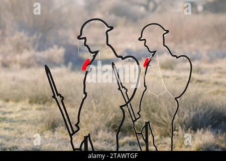 Tommy Soldier silhouette con papaveri al Mill Pond Meadow Woodland Memorial a Featherstone, West Yorkshire, Regno Unito Foto Stock