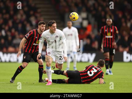 Nicolo Zaniolo di Aston Villa e Milos Kerkez di Bournemouth si battono per il pallone durante la partita di Premier League al Vitality Stadium di Bournemouth. Data immagine: Domenica 3 dicembre 2023. Foto Stock