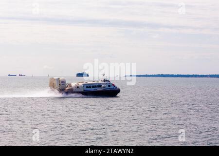 Hovercraft Griffon 12000TD che lascia Southsea in rotta per Ryde attraverso il Solent, Hampshire, Inghilterra, Regno Unito Foto Stock