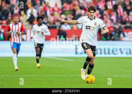 Girona, Spagna. 2 dicembre 2023. Javier Guerra (8) di Valencia visto durante il match di LaLiga tra Girona e Valencia all'Estadi Montilivi di Girona. (Foto: Gonzales Photo/Alamy Live News Foto Stock