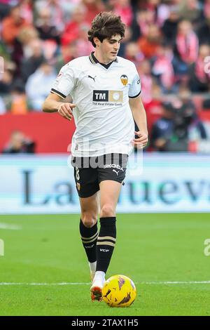 Girona, Spagna. 2 dicembre 2023. Javier Guerra (8) di Valencia visto durante il match di LaLiga tra Girona e Valencia all'Estadi Montilivi di Girona. (Foto: Gonzales Photo/Alamy Live News Foto Stock
