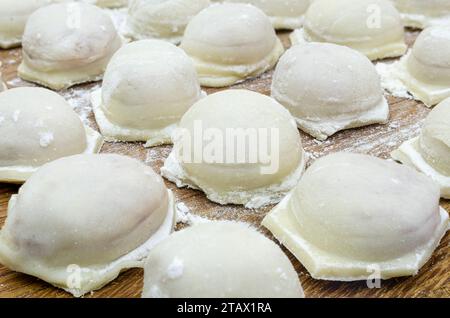 Primo piano di gnocchi fatti in casa su tavole di legno, preparazione per la cottura Foto Stock