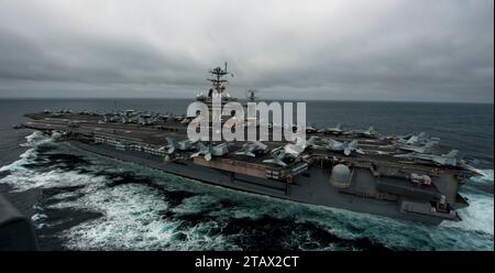 La portaerei della classe Nimitz USS Abraham Lincoln transita nell'Oceano Pacifico. Foto del sottufficiale di terza classe Travis K. Mendoza Foto Stock