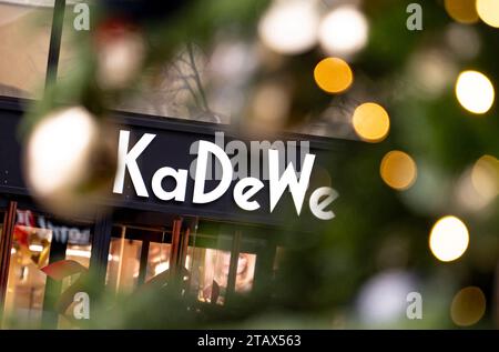 Berlino, Germania. 3 dicembre 2023. Il logo del Kaufhaus des Westens (KaDeWe) dietro un albero di Natale la domenica in cui il grande magazzino è aperto. Credito: Fabian Sommer/dpa/Alamy Live News Foto Stock