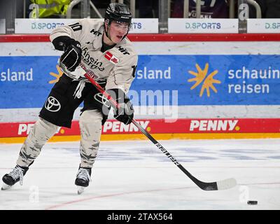 Justin Schuetz (Koelner Haie, n. 10) Hat eine Anspielstation gefunden. Duesseldorfer EG contro Koelner Haie, Eishockey, Penny DEL, 24. Spieltag, Saison 2023/2024, 03.12.2023 foto: Eibner-Pressefoto/Thomas Haesler Foto Stock