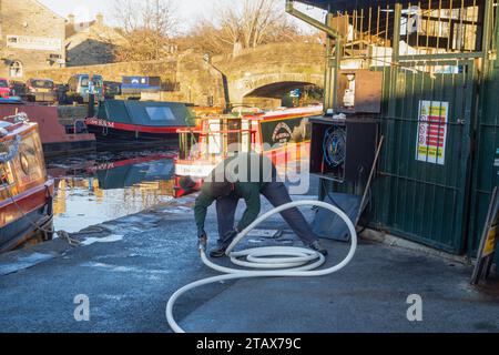 01.12.2023 Skipton, North Yorkshire, Regno Unito. I narrowboat del canale sono pronti per le visite guidate sul canale Leeds liverpool a Skipton, North Yorkshire Foto Stock