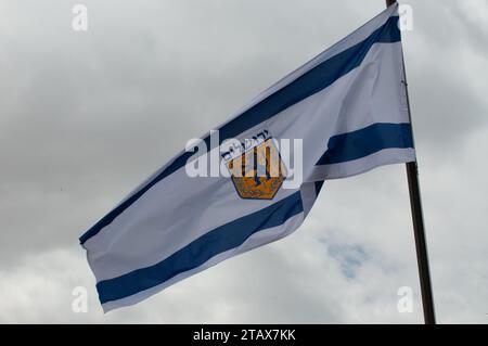 Bandiera della capitale di Israele, Gerusalemme, con un leone blu e uno scudo d'oro e la parola ebraica per Gerusalemme in lettere blu. Foto Stock