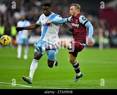 Londra, Regno Unito. 3 dicembre 2023. Jarrod Bowen (West Ham) ha un colpo visto da Marc Guéhi (Crystral Palace) durante la partita di Premier League tra West Ham e Crystal Palace allo stadio di Londra, Stratford. Crediti: MARTIN DALTON/Alamy Live News Foto Stock