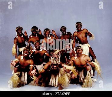 Musicisti sudafricani vincitori di Grammy Award Ladysmith Black Mambazo studio pubblicitario girato da Don Minnaar a Gauteng Johannesburg 1987. In abito tradizionale Zulu. Dalla collezione - musicisti sudafricani anni '1980 - archivio fotografico Don Minnaar Foto Stock