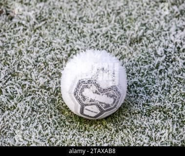 Calcio ghiacciato su un campo ghiacciato coperto di ghiaccio e ghiaccio in inverno. Foto Stock