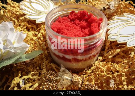 Delizioso vasetto di torta di velluto rosso per regalare la vista dall'alto. Foto Stock