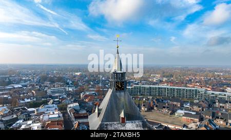 Foto aerea della torre della basilica di Plechelmus a Oldenzaal, Paesi Bassi. Foto Stock