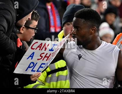 Londra, Regno Unito. 3 dicembre 2023. Marc Guéhi (Crystral Palace) dà la sua camicia a un giovane tifoso dopo la partita durante la partita di Premier League West Ham vs Crystal Palace al London Stadium di Stratford. Crediti: MARTIN DALTON/Alamy Live News Foto Stock