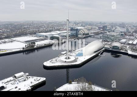 Glasgow Science Centre Tower sul fiume Clyde durante l'inverno Foto Stock