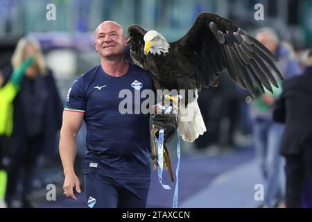 Roma, Italie. 2 dicembre 2023. Il falconer Juan Bernabe detiene l'aquila mascotte laziale "Olimpia" durante il campionato italiano di serie A partita di calcio tra SS Lazio e Cagliari calcio il 2 dicembre 2023 allo Stadio Olimpico di Roma, Italia - foto Federico Proietti/DPPI Credit: DPPI Media/Alamy Live News Foto Stock