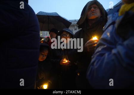 La gente tiene le candele durante una veglia anti-odio a Whitehall, nel centro di Londra. L'evento chiamato Building Bridges, Together for Humanity, parla sia contro l'antisemitismo che contro l'odio anti-musulmano e ci invita a proteggere le relazioni della comunità nel Regno Unito. Data immagine: Domenica 3 dicembre 2023. Foto Stock