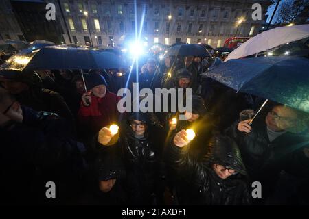 La gente tiene le candele durante una veglia anti-odio a Whitehall, nel centro di Londra. L'evento chiamato Building Bridges, Together for Humanity, parla sia contro l'antisemitismo che contro l'odio anti-musulmano e ci invita a proteggere le relazioni della comunità nel Regno Unito. Data immagine: Domenica 3 dicembre 2023. Foto Stock