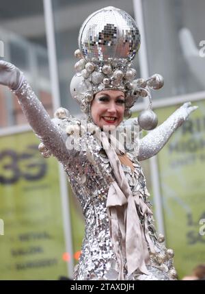 Manchester, Regno Unito. 3 dicembre 2023. La parata natalizia di Manchester è in corso per le strade della città, con tutti i personaggi abituali come Babbo Natale e gli elfi della vita reale. Una Pipe band e un gruppo di batteristi Salva forniscono alcuni dei suoni con le famiglie che fiancheggiano le strade per dare un'occhiata ad alcuni dei burattini giganti e al globo a grandezza naturale con Snow Queen. Manchester, Regno Unito. Foto Stock