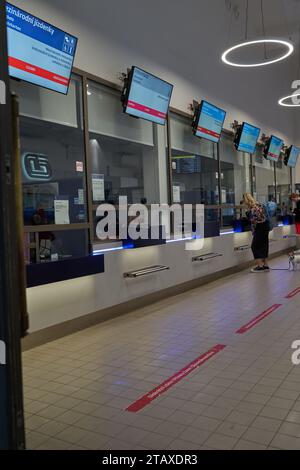 Praga, Repubblica Ceca - 8 settembre 2023 - interno della stazione ferroviaria di Masaryk Foto Stock