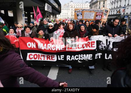 Parigi, Francia. 3 dicembre 2023. 40 marzo per l'uguaglianza e contro l'racismin Parigi, Francia, il 3 dicembre 2023. Foto di Jeremy Paoloni/ABACAPRESS.COM Credit: Abaca Press/Alamy Live News Foto Stock