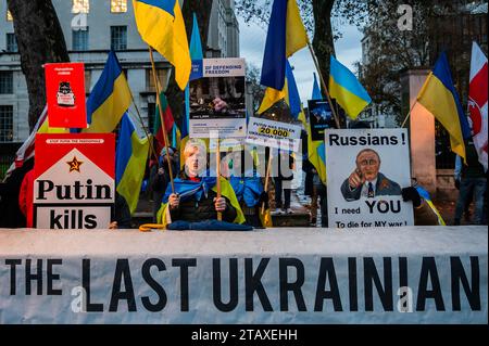 Londra, Regno Unito. 3 dicembre 2023. Gli Ukraniani e i russi si riuniscono tra Downing Street e il Ministero della difesa, a Westminster, per chiedere che Putin fermi la guerra e l'invasione dell'Ucraina. Crediti: Guy Bell/Alamy Live News Foto Stock