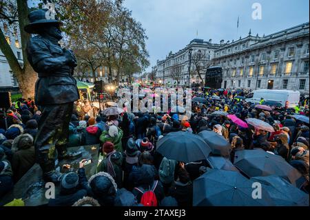 Londra, Regno Unito. 3 dicembre 2023. Candele e telefono sono stati tenuti in alto in memoria - Building Bridges, Together for Humanity, un raduno fuori Downing Street per "parlare sia contro l'antisemitismo che contro l'odio anti-musulmano". Il raduno ha visto leader della fede e politici unirsi alle famiglie in lutto “nel primo evento di massa del suo genere” da quando i militanti di Hamas hanno attaccato Israele il 7 ottobre. La veglia ebbe luogo con un bcakdrop del Ministero della difesa e le statue dei feldmarescialli Montgomery e Slim. Crediti: Guy Bell/Alamy Live News Foto Stock