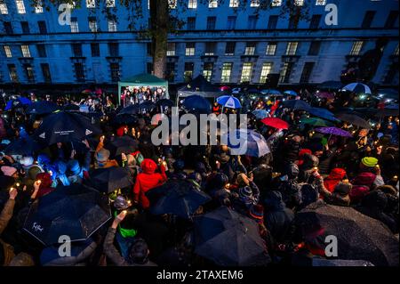 Londra, Regno Unito. 3 dicembre 2023. Candele e telefono sono stati tenuti in alto in memoria - Building Bridges, Together for Humanity, un raduno fuori Downing Street per "parlare sia contro l'antisemitismo che contro l'odio anti-musulmano". Il raduno ha visto leader della fede e politici unirsi alle famiglie in lutto “nel primo evento di massa del suo genere” da quando i militanti di Hamas hanno attaccato Israele il 7 ottobre. La veglia ebbe luogo con un bcakdrop del Ministero della difesa e le statue dei feldmarescialli Montgomery e Slim. Crediti: Guy Bell/Alamy Live News Foto Stock