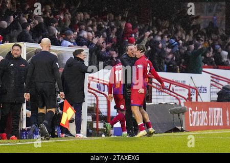 Aldershot, Regno Unito. 3 dicembre 2023. Tommy Widdrington, il Town Manager dell'Aldershot Town, festeggia con l'attaccante dell'Aldershot Town Lorent Tolaj (9) dopo che la sua squadra ha pareggiato il 2-2 durante la partita del secondo turno di Aldershot Town FC vs Stockport County FC Emirates fa Cup allo Stadio EBB di Aldershot, Hampshire, Inghilterra, Regno Unito il 3 dicembre 2023 credito: ogni secondo Media/Alamy Live News Foto Stock