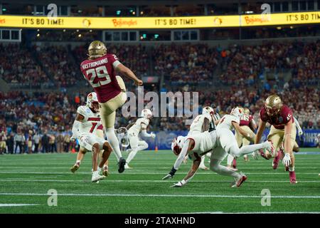 Charlotte, North Carolina, USA. 2 dicembre 2023. Il punter della Florida State ALEX MASTROMANNO punta all'inizio della partita contro la Florida State alla partita del campionato di calcio ACC 2023. (Immagine di credito: © Josh Brown/ZUMA Press Wire) SOLO USO EDITORIALE! Non per USO commerciale! Foto Stock