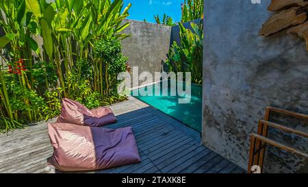 Complesso alberghiero, camere con piante tropicali. Camera, vita isolana tropicale da turista a Bali, Indonesia Foto Stock