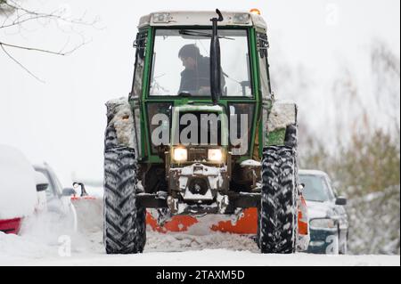 Il trattore spazzaneve sta rimuovendo la neve dalla strada dopo la tormenta. Calamità del traffico di neve nella repubblica Ceca. Foto Stock