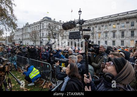 Londra, Regno Unito. 3 dicembre 2023. Le persone in una veglia “Building Bridges for Humanity” fuori Downing Street che consente loro “di parlare contro sia l’antisemitismo che l’odio musulmano” secondo gli organizzatori. In un evento sostenuto dal movimento Together for Humanity, i partecipanti includono famiglie in lutto che hanno perso i propri cari nel conflitto israeliano di Hamas. Crediti: Stephen Chung / Alamy Live News Foto Stock