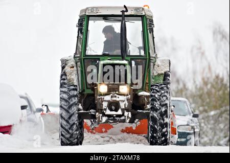 Il trattore spazzaneve sta rimuovendo la neve dalla strada dopo la tormenta. Calamità del traffico di neve nella repubblica Ceca. Foto Stock