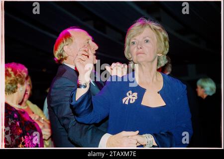 GLENYS KINNOCK, NEIL KINNOCK, CARDIFF, 2001: I politici sposati del Partito laburista gallese Glenys Kinnock e Neil Kinnock ballano insieme alla cerimonia di premiazione della donna gallese dell'anno 2001 e al Gala Dinner Ball il 23 novembre 2001 alla Cardiff International Arena (CIA), Galles, Cardiff. All'epoca Glenys Kinnock era membro del Parlamento europeo e Neil Kinnock era Commissario europeo. Foto: Rob Watkins Foto Stock