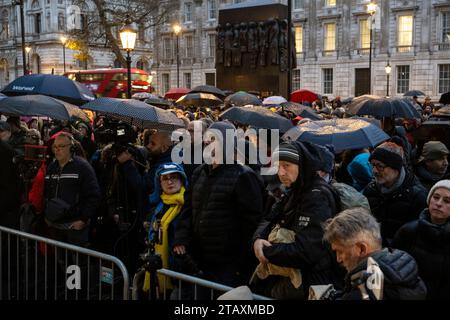 Londra, Regno Unito. 3 dicembre 2023. Le persone in una veglia “Building Bridges for Humanity” fuori Downing Street che consente loro “di parlare contro sia l’antisemitismo che l’odio musulmano” secondo gli organizzatori. In un evento sostenuto dal movimento Together for Humanity, i partecipanti includono famiglie in lutto che hanno perso i propri cari nel conflitto israeliano di Hamas. Crediti: Stephen Chung / Alamy Live News Foto Stock