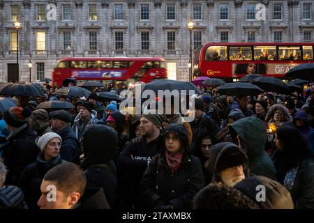 Londra, Regno Unito. 3 dicembre 2023. Le persone in una veglia “Building Bridges for Humanity” fuori Downing Street che consente loro “di parlare contro sia l’antisemitismo che l’odio musulmano” secondo gli organizzatori. In un evento sostenuto dal movimento Together for Humanity, i partecipanti includono famiglie in lutto che hanno perso i propri cari nel conflitto israeliano di Hamas. Crediti: Stephen Chung / Alamy Live News Foto Stock