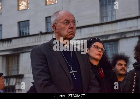 Londra, Inghilterra, Regno Unito. 3 dicembre 2023. L'Arcivescovo JUSTIN WELBY partecipa alla veglia. Persone di tutte le fedi e leader religiosi tennero una veglia a Whitehall per le vite perse da tutte le parti durante la guerra Israele-Hamas, e chiesero la pace. (Immagine di credito: © Vuk Valcic/ZUMA Press Wire) SOLO USO EDITORIALE! Non per USO commerciale! Foto Stock