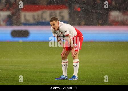 Utrecht, Paesi Bassi. 3 dicembre 2023. UTRECHT, PAESI BASSI - 3 DICEMBRE: Jens Toornstra dell'FC Utrecht sembra essere espulso dopo l'incontro durante l'Eredivisie olandese match tra l'FC Utrecht e l'Heracles allo Stadion Galgenwaard il 3 dicembre 2023 a Utrecht, Paesi Bassi. (Foto di Ben Gal/Orange Pictures) credito: Orange Pics BV/Alamy Live News Foto Stock