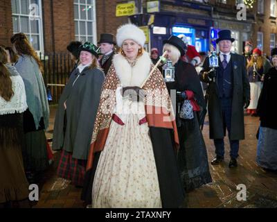 Rochester, Kent, Regno Unito. 3 dicembre 2023. Dickens Festival sfilata natalizia "a lume di candela" a Rochester, Kent, questa sera. Crediti: James Bell/Alamy Live News Foto Stock